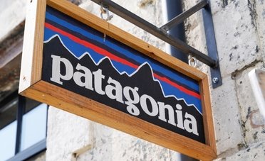 La storia di successo di Yvon Chouinard, fondatore di Patagonia che ha rinunciato all'azienda per l'ambiente