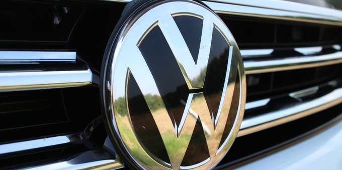 Volkswagen scende ancora. Analisti divisi, comprare o vendere?