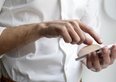 Addio alle cover per cellulari. Questa alternativa è il trend del futuro