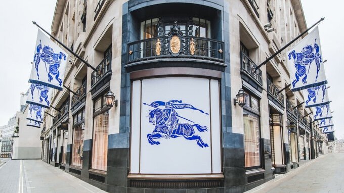 Meno borse, più trench. Il piano di Burberry per far risorgere il brand