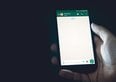 WhatsApp introduce il tasto Log Out. Ma cosa succede alle chat?