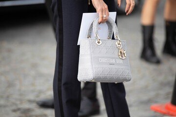 Dior pagherà €2 milioni per le vittime di sfruttamento lavorativo