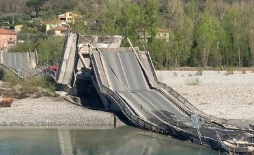 Crolla un ponte a Massa Carrara: due furgoni coinvolti, sfiorata la tragedia. VIDEO