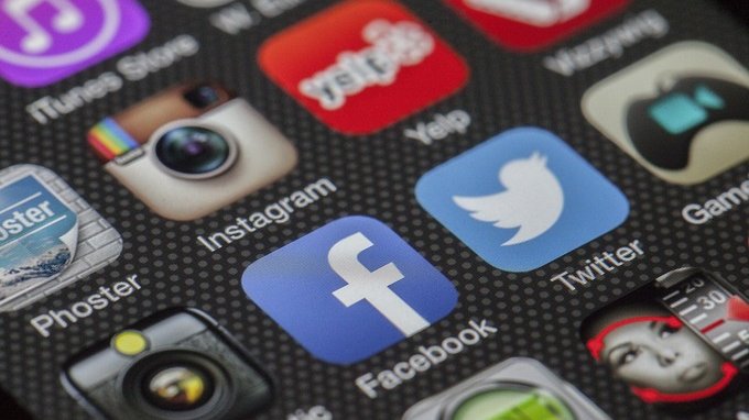 Lavorare come social media manager per il Comune di Milano: compenso da 1.376 euro al mese, ecco come candidarsi