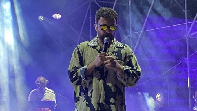 Chi è e quanto guadagna Dargen D'Amico, il cantante in gara a Sanremo 2026
