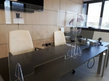 Barriere in plexiglas: sono davvero utili per proteggere dal Covid?