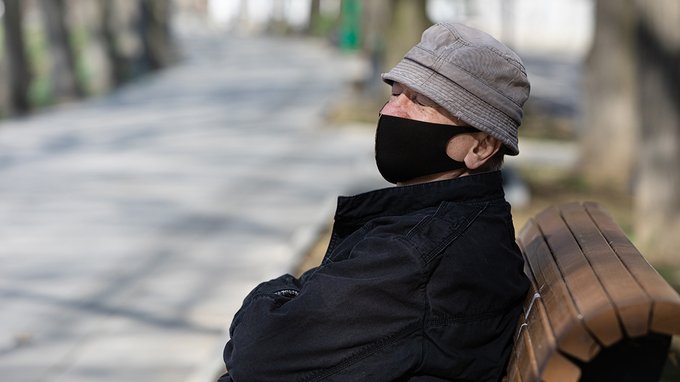 Cosa potrebbe rischiare un pensionato che non si vaccina: multa come in Grecia?