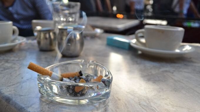 Niente sigaretta dopo il caffè: verso il divieto di fumo in bar e ristoranti all'aperto