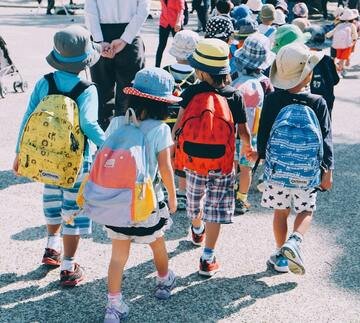 Scuola, arriva il grembiule verde e scoppia la polemica: cosa sta succedendo