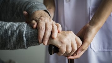 RSA e case di riposo, quanto costano davvero al mese (e cosa copre lo Stato)