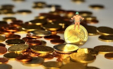 Fondi pensione, contribuzione media 2.990 euro l'anno. Così l'Italia sta condannando milioni di lavoratori alla povertà da anziani