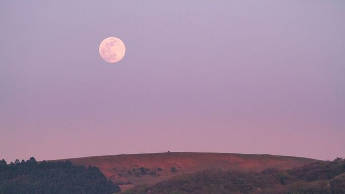 La luna fornisce energia verde. Ora bisogna sfruttarla 