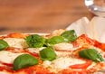 Chiede di levare due ingredienti dalla sua pizza. Nello scontrino la sorpresa: deve pagare di più
