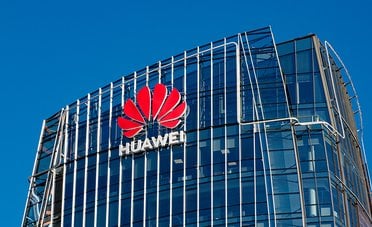 Huawei aggira le sanzioni USA e rivoluziona la produzione di chip. I titoli cinesi schizzano
