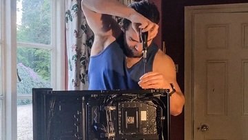 Henry Cavill monta il PC da gaming: il video virale su Instagram