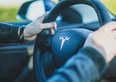 Tesla: Musk taglia prezzi auto in Usa, Cina ed Europa. Titolo sotto attacco a Wall Street, -40% da inizio 2024