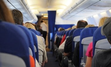 Rivoluzione per chi viaggia in aereo, arrivano i sedili su due livelli (così ti puoi sdraiare)	