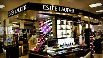 Estée Lauder denunciata da una startup di cosmetici. Ha “rubato” il segreto del suo successo