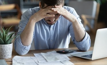 Il tuo debito non è più della banca. Ecco chi ti sta davvero chiedendo soldi