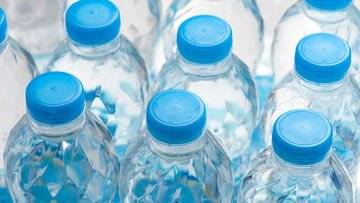 Addio all'acqua frizzante? Perché non si troverà più nei supermercati e aumenterà il prezzo