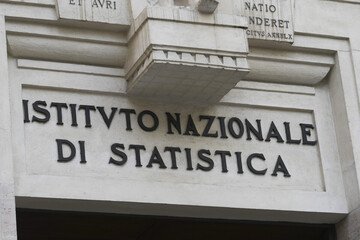 Crollano i redditi delle famiglie italiane, lo dice l'Istat. Di chi è la colpa?