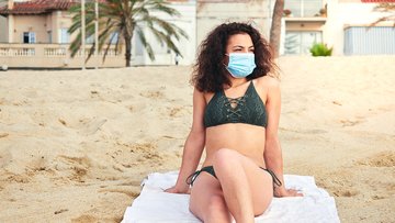Prendere il sole in estate: i rischi per vaccinati e guariti dal Covid