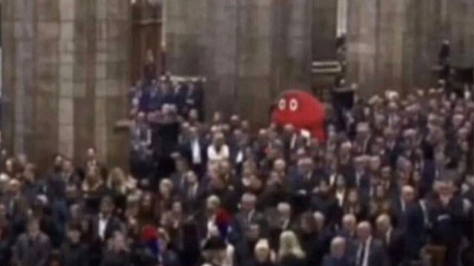 Al funerale di Silvio Berlusconi c'era davvero il Gabibbo?