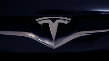 Azioni Tesla in caduta libera: il Re dei veicoli elettrici in crisi