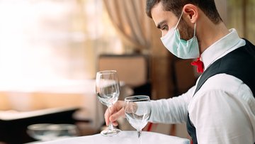 La chiusura anticipata di bar e ristoranti è inutile secondo l'epidemiologo Greco