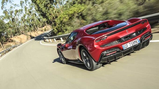Perché le azioni Ferrari mettono oggi il turbo 