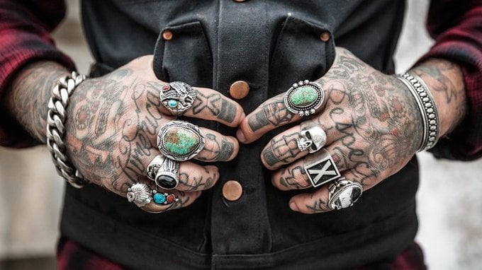 Medici e infermieri possono avere tatuaggi e piercing? 