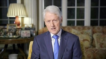 Caso Epstein, imbarazzo Dem: Bill Clinton in foto con una vittima