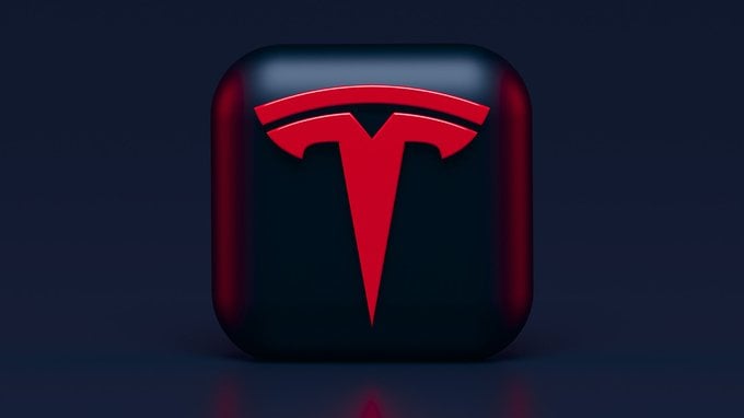 Trimestrale Tesla, azioni giù post annuncio utili e ricavi. Musk su SpaceX: “Mi sembra di ballare il tip tap in un campo minato”