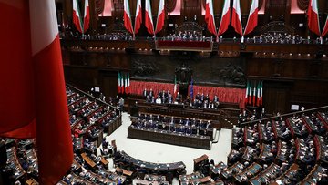 Deputati, bonus da 5.500 euro per smartphone, pc e tablet: alla Camera la crisi non esiste