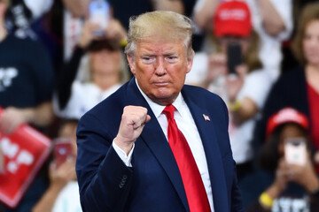 Shock dazi, Wall Street KO: DJ affonda di oltre -1.600, Nasdaq -6%. No problem per Trump, che prevede un “boom per le azioni”