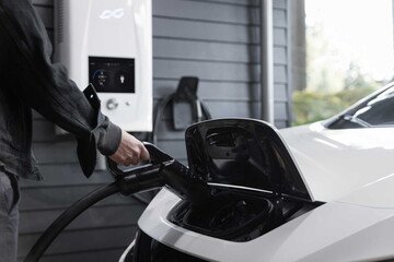 Sei favorevole ai dazi alle auto elettriche cinesi? Il sondaggio