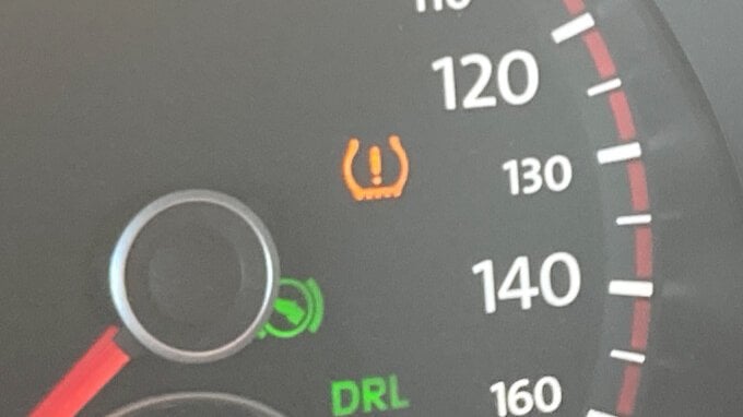 Cosa significa quando questa spia arancione lampeggia sul cruscotto della tua auto? 