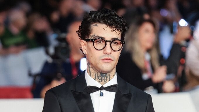 Quanto guadagna Tony Effe? Biografia e patrimonio del trapper in gara a Sanremo
