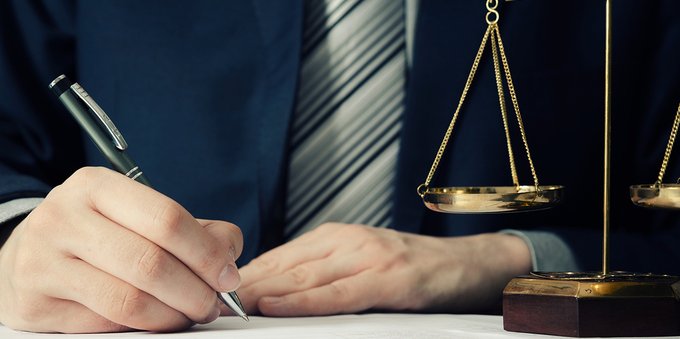 Come fare causa all'avvocato: chiarimenti su responsabilità professionale e diritto al risarcimento