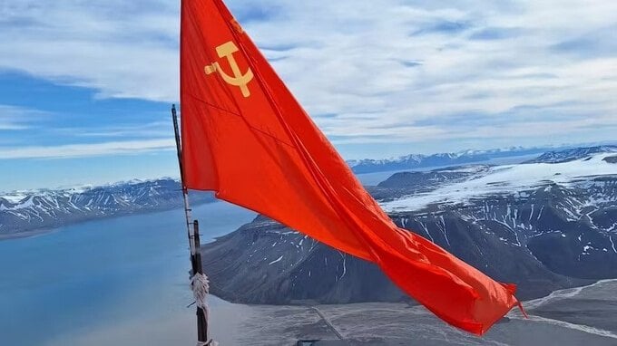 Cosa ci fa una bandiera dell'Unione Sovietica in cima alle montagne norvegesi?