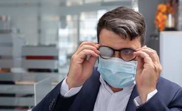 Mascherina fa appannare gli occhiali: 4 trucchi per evitarlo