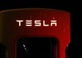 Altro che utili. Ecco il vero motivo per cui le azioni Tesla scendono oggi