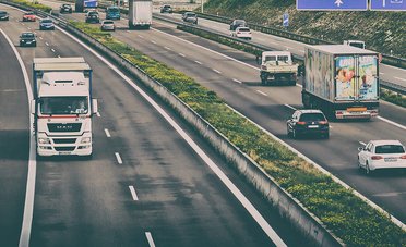 Guida contromano a 250 km/h in autostrada: l'autista, inseguito da un elicottero, guidava senza patente	