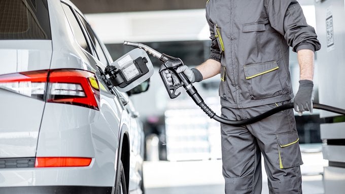 Benzina e autostrade, la prima stangata del 2023: cosa sta succedendo?