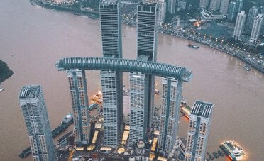Altro che ponti e tunnel. La Cina ha costruito un “grattacielo orizzontale” sospeso a 250 metri di altezza