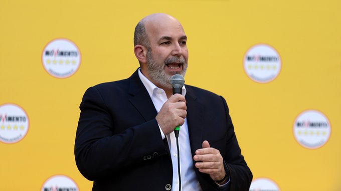 Crimi (M5S): “I parlamentari si dimezzino lo stipendio, 60 milioni l'anno per il coronavirus”