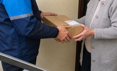 Postino si rifiuta di lasciare i pacchi per strada. Ma viene licenziato