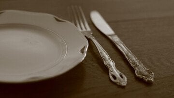 Gli oggetti in argento che hai in casa valgono una fortuna. Conviene vendere ora?