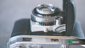 Boom di vendite per questa macchina fotografica retrò. I segreti del nostalgia marketing