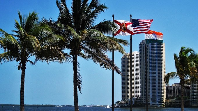 Dentro il «bunker dei miliardari» di Miami, l'isola segreta dove vivono Jeff Bezos e Mark Zuckerberg